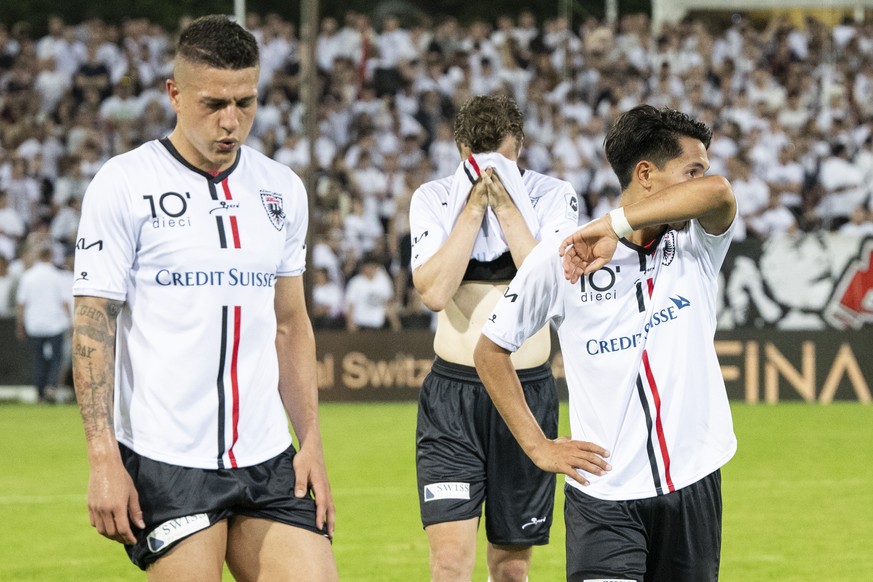 Enttaeuschte Aarauer nach ihrer Niederlage in der Fussball Challenge League zwischen dem FC Aarau und dem FC Vaduz im Stadion Bruegglifeld in Aarau, am Samstag, 21. Mai 2022. (KEYSTONE/Ennio Leanza)