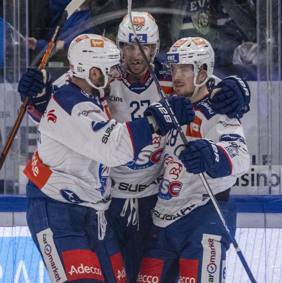 Die Zuercher mit Derek Grant , mitte, feiern das Tor zum 0:1 beim Eishockey Playoff 1/2 Final, Spiel 4 der National League zwischen dem EV Zug und den ZSC Lions am Montag, 8. April 2024 in Zug. (KEYST ...