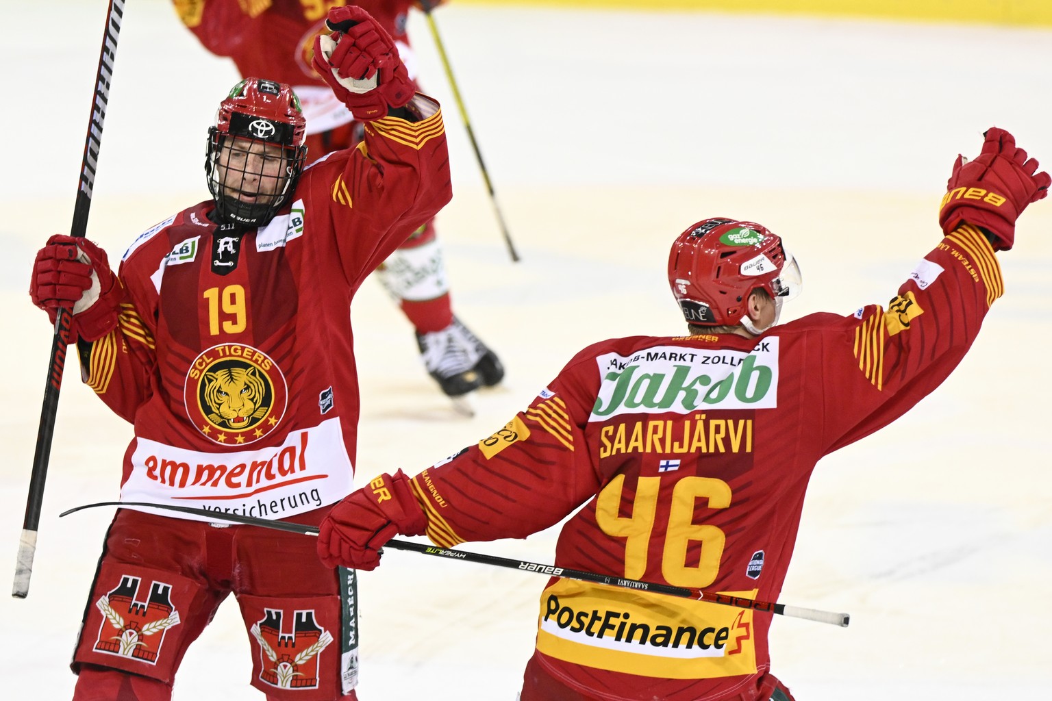 Tigers Pascal Berger, links, Torschuetze zum 3:2 und Vili Saarijaevi, jubeln in der Verlaengerung waehrend dem Playout Spiel 5 der National League, zwischen den SCL Tigers und dem HC Ajoie, am Donners ...