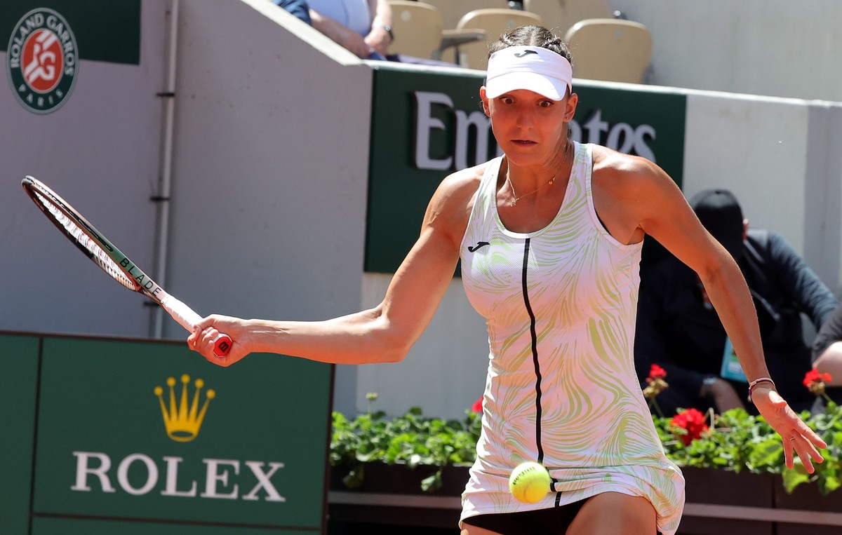 epa10663143 Rebeka Masarova of Spain plays Coco Gauff of the USA in their Women's Singles first round match during the French Open Grand Slam tennis tournament at Roland Garros in Paris, France,  ...
