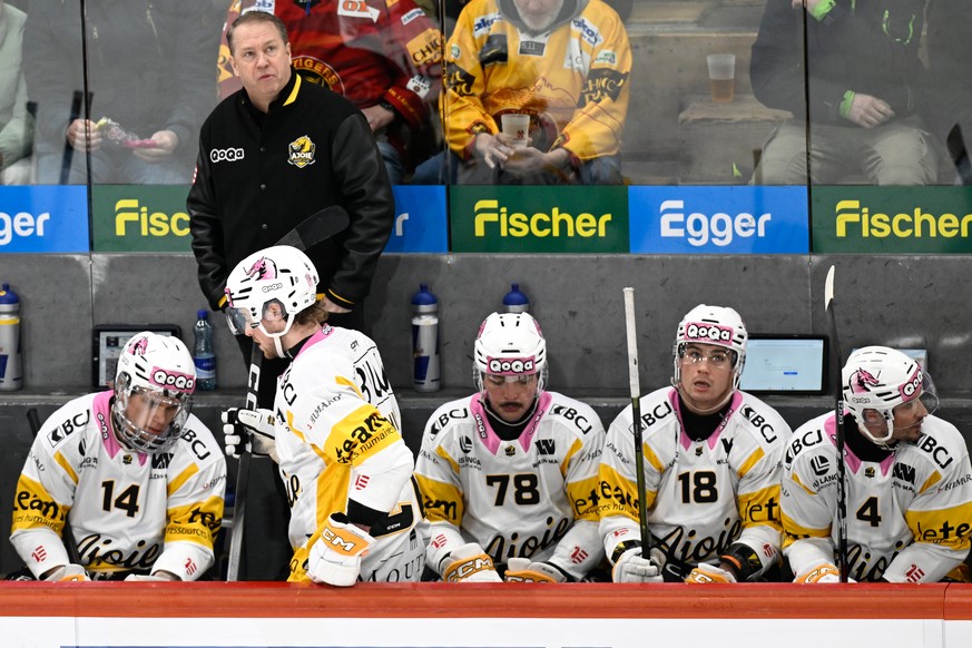 Ajoies Headcoach Greg Ireland, hinten, beim Eishockey-Qualifikationsspiel der National League, zwischen den SCL Tigers und dem HC Ajoie, am Freitag 23. Januar 2026, in der Emmental Versicherung Arena  ...