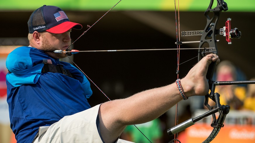In this photo released by the IOC, United States&#039; Matt Stutzman competes in the 1/8 elimination round of the archery men&#039;s individual compound open of the Paralympic Games in Rio de Janeiro, ...