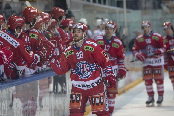 SC Rapperswil-Jona Lakers Stuermer Jan Mosimann (#28) feiert seinen Treffer zum 5-2 waehrend dem Eishockey-Meisterschaftsspiel der National League zwischen den SC Rapperswil-Jona Lakers und dem HC Lug ...