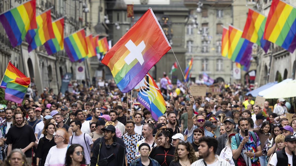 Bunte-Pride-zieht-durch-die-Berner-Innenstadt