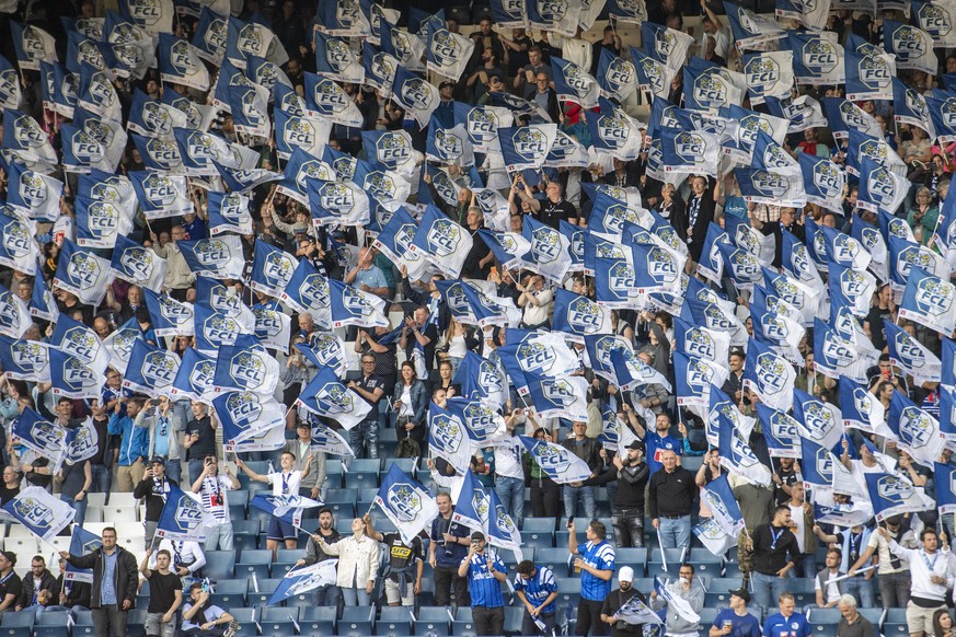 Die Fans des FC Luzern beim Super League Meisterschaftsspiel zwischen dem FC Luzern und den BSC Young Boys vom Donnerstag, 19. Mai 2022 in Luzern. (KEYSTONE/Urs Flueeler)