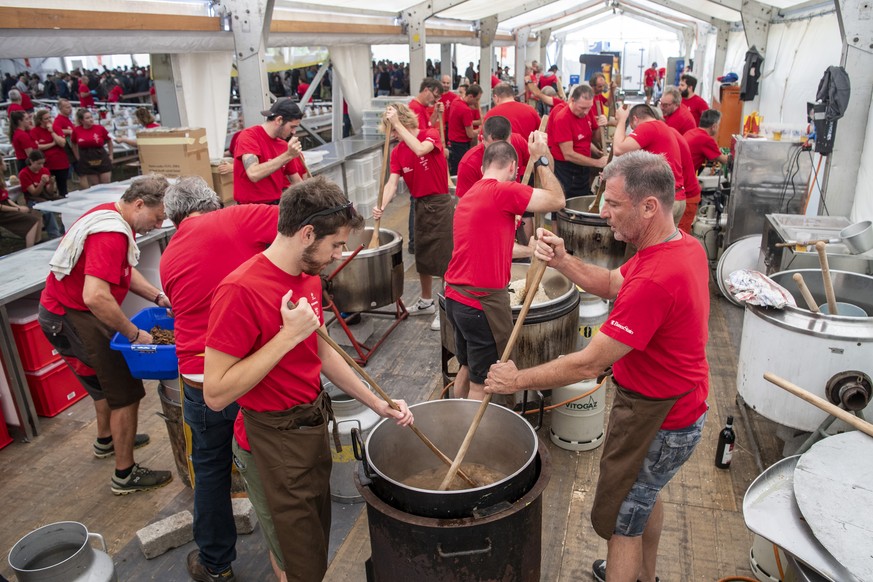 In der Kueche wird das traditionelle Tessiner Risotto produziert beim 1. Tessiner Kantonalen Schwingfest vom Samstag, 17. September 2022 in Cadenazzo im Kanton Tessin. (KEYSTONE/Urs Flueeler)