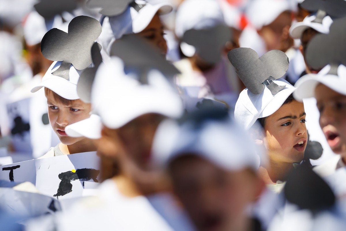 Des eleves des ecoles primaires de la ville de Lausanne defilent en cortege lors de la fete du bois dans les rues de la ville, ce mercredi, 4 juillet 2018, a Lausanne. (KEYSTONE/Valentin Flauraud)