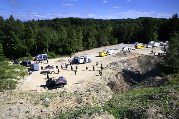 Des policiers de la police cantonale de Fribourg photographies lors d&#039;une operation d&#039;evacutation du rassemblement illegal, rave sauvage ce jeudi 26 mai 2022 a Montagny, Fribourg. Des centai ...