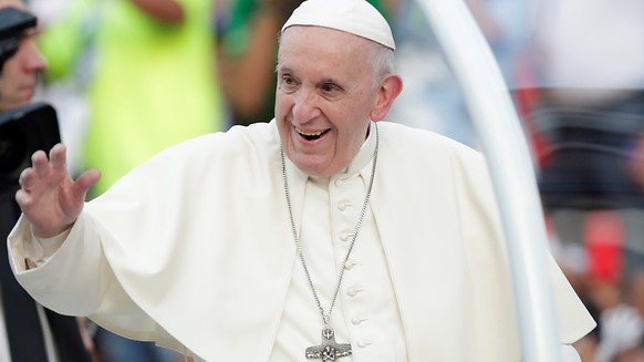 Lange auf den Papst warten mussten am Sonntag Gläubige auf dem Petersplatz. Papst Franziskus blieb nämlich auf dem weg zu ihnen in einem Lift stecken und musste von einem Feuerwehrmann aus der misslic ...