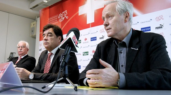 Nationaltrainer Jakob Kuhn spricht an der Seite von Medienchef Pierre Benoit, Mitte, und Ernst Laemmli, Delegierter der A-Nationalmannschaft, bei einer Medienkonferenz am Donnerstag, 8. März 2007, in  ...