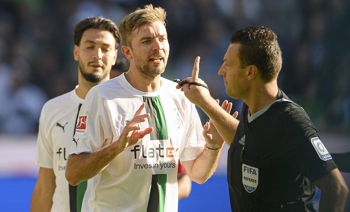 Christoph KRAMER MG bei Schiedsrichter Sven JABLONSKI r. Gestik, Geste, Diskussion, Fussball 1. Bundesliga, 09.Spieltag, Borussia Moenchengladbach MG - 1. FC Koeln K 5:2, am 09.10.2022 in Moenchenglad ...