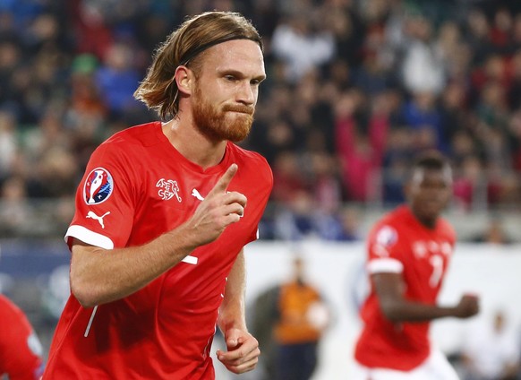 Switzerland&#039;s Michael Lang (L) celebrates his goal during their Euro 2016 Group E qualifying soccer match against San Marino&#039;s in St. Gallen, Switzerland October 9, 2015. REUTERS/Arnd Wiegma ...