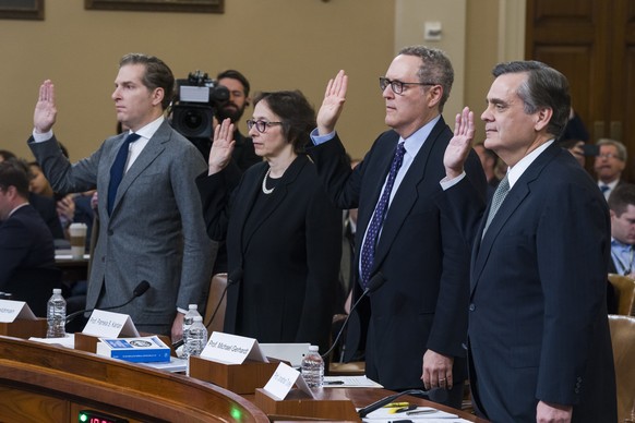 epa08044357 Director of Harvard Law School&#039;s Julis-Rabinowitz Program on Jewish and Israeli Law Noah Feldman (L); co-director of Stanford Law School&#039;s Supreme Court Litigation Clinic Pamela  ...