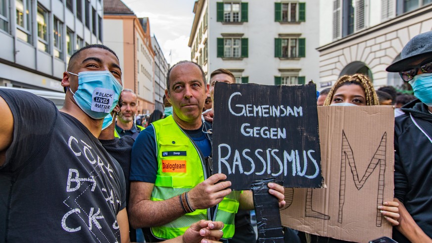 Über 10'000 Menschen demonstrierten am Samstag in Zürich friedlich gegen Rassismus.