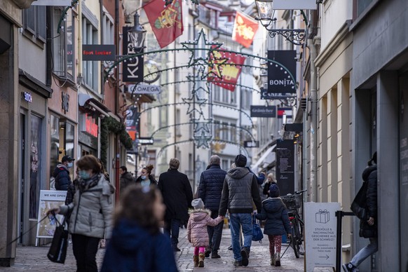 Die Menschen sind in der Altstadt von Luzern unterwegs um die letzten Weihnachtseinkaeufe zu erledigen, am Donnerstag, 24. Dezember 2020 in Luzern. Die Geschaefte in der Stadt Luzern duerfen am 24. De ...