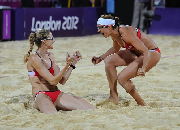 Bildnummer: 11170856 Datum: 08.08.2012 Copyright: imago/Colorsport
Olympics - London 2012 - Beachvolleyball - Women s Final Kerri Walsh and Misty May-Treanor (USA) celebrate winning the Gold medal at  ...