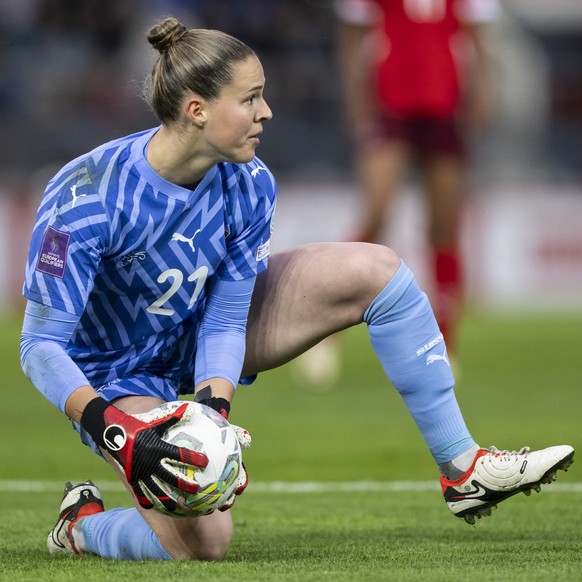 Switzerland&#039;s goalkeeper Elvira Herzog catches the ball during the Women&#039;s European Qualifier Group B1 match Switzerland against Hungary, on Friday, May 31, 2024 in Biel, Switzerland. (KEYST ...