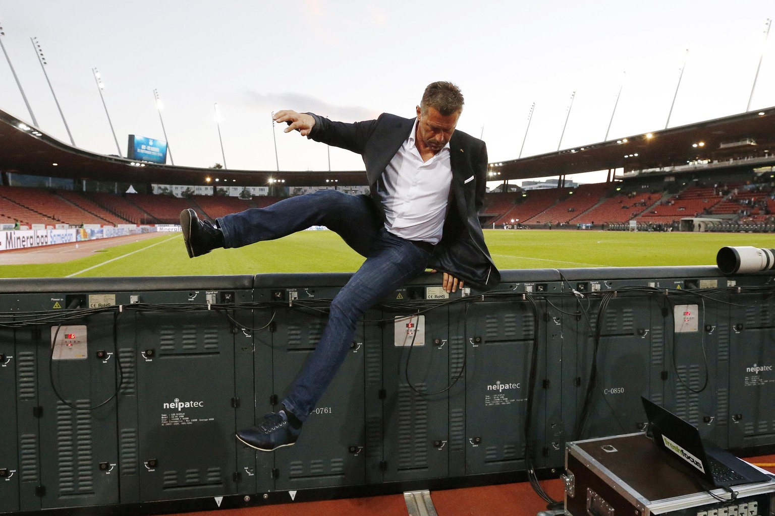 Michael Skibbe nach dem Sieg gegen Basel auf dem Weg zu den Fans.