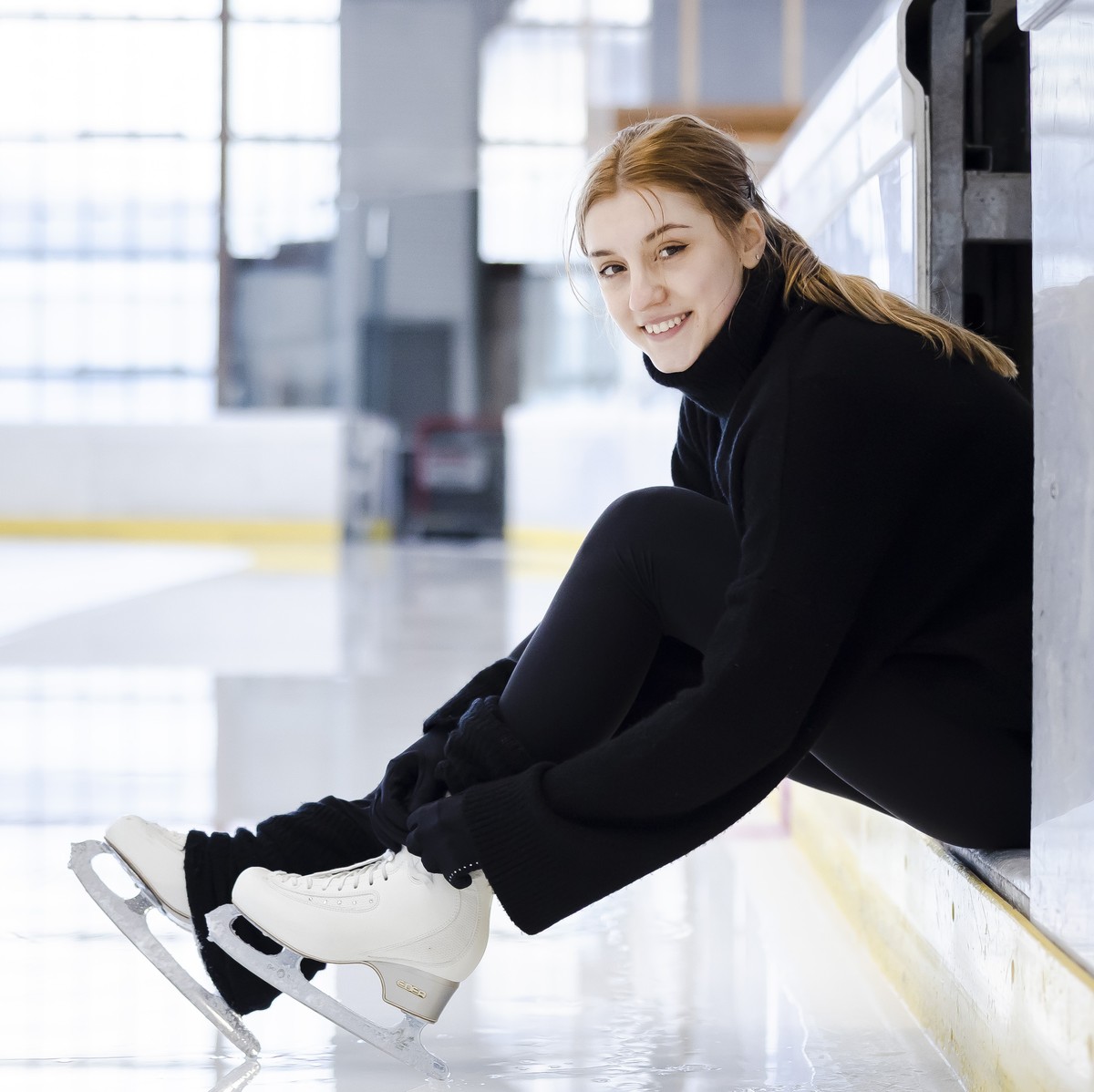 Die Eiskunstlaeuferin Alexia Paganini posiert fuer ein Portrait in der Kunsteisbahn Oerlikon, am Freitag, 28. Januar 2022, in Zuerich. (KEYSTONE/Michael Buholzer)