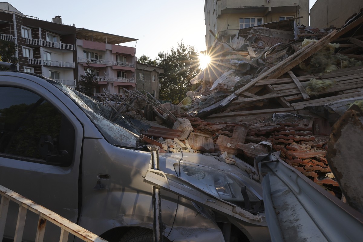Rubble is splattered after a building collapsed during an earthquake in Sindirgi, northwest Turkey, Monday, Aug. 11, 2025. (Berkman Ulutin/Dia Photo via AP)
APTOPIX Turkey Earthquake