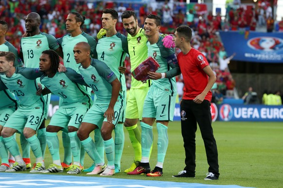 06.07.2016; Lyon; Fussball Euro 2016 - Halbfinale - Wales - Portugal; 
Cristiano Ronaldo (POR) mit einem Fan
(Pieter Stam de Jonge/VI Images/freshfocus)