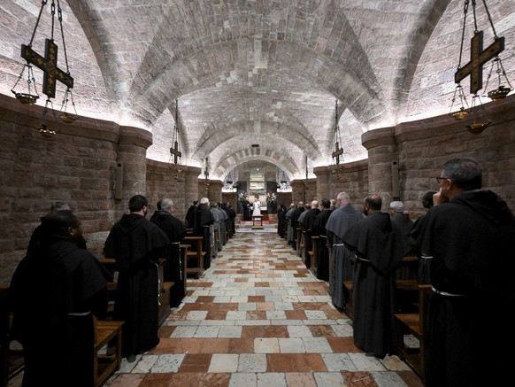 epa12537424 A handout picture provided by the Vatican Media shows Pope Leo XIV inside the Lower Basilica as he prays at the tomb of St. Francis in Assisi, central Italy, 20 November 2025. EPA/VATICAN  ...