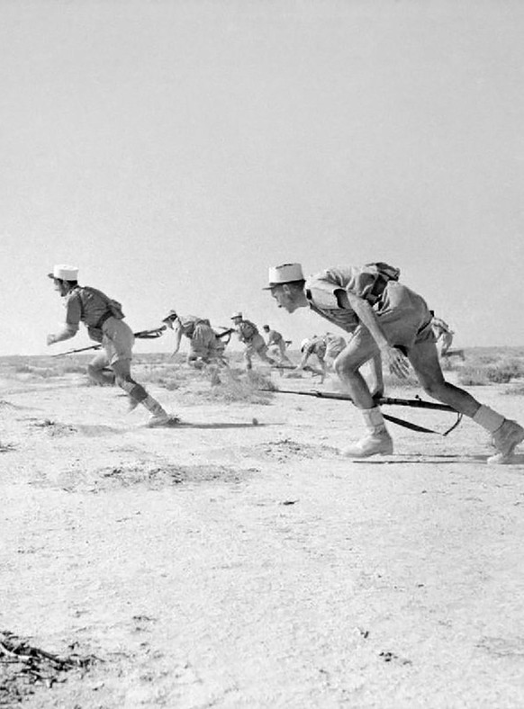 Fremdenlegionäre greifen an, Bir Hacheim, 1942.
https://commons.wikimedia.org/wiki/File:Free_French_Foreign_Legionnairs.jpg