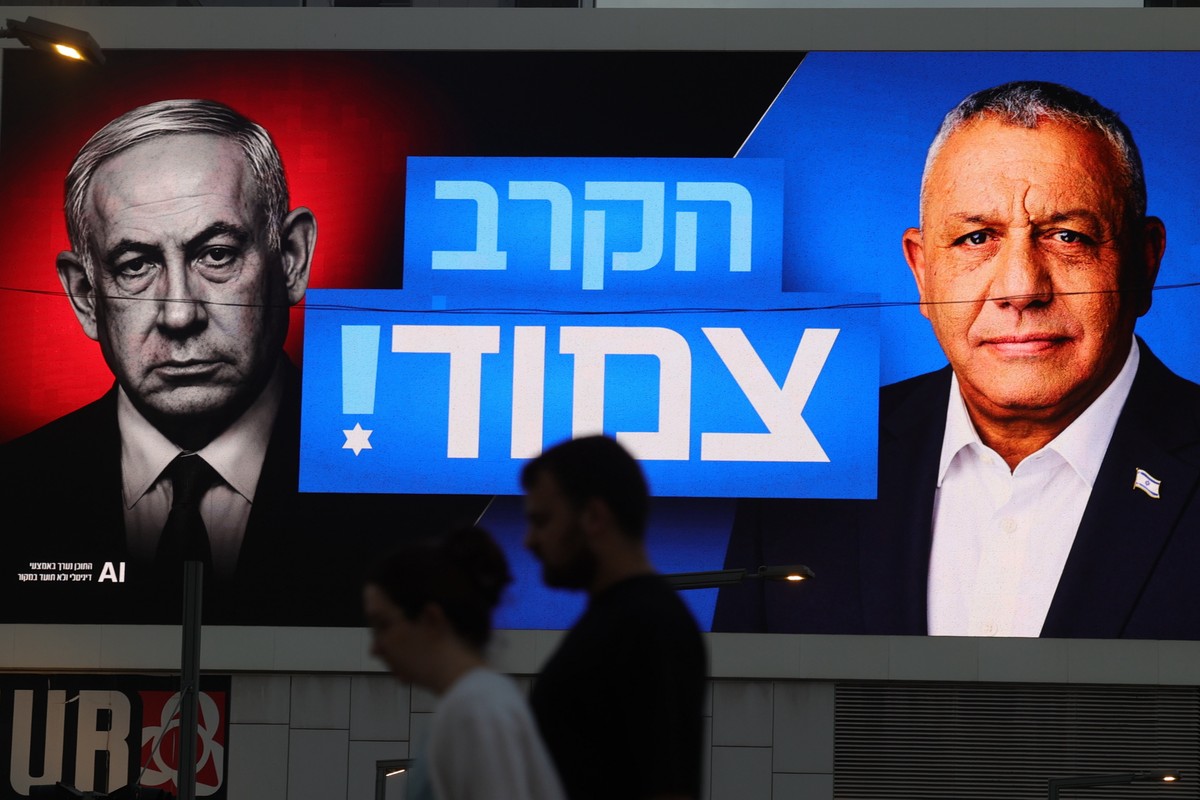 epa13328208 People walk in front of an election campaign billboard featuring Israeli Prime Minister Benjamin Netanyahu (L) and the leader of the Yashar party, Gadi Eisenkot (R), reading 'The batt ...
