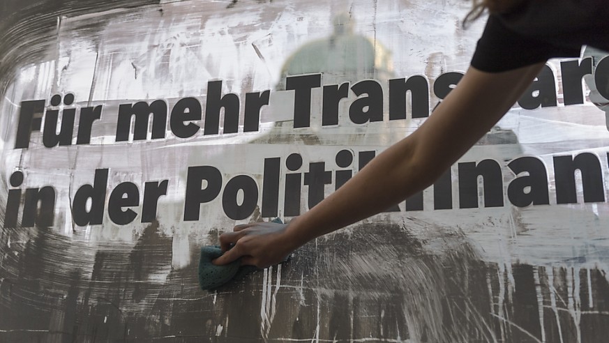 Die Transparenz-Initiative will die Geldflüsse in der Politikfinanzierung offenlegen. Die Staatspolitische Kommission des Ständerats hält mit einer Gesetzesänderung dagegen. (Archivbild)