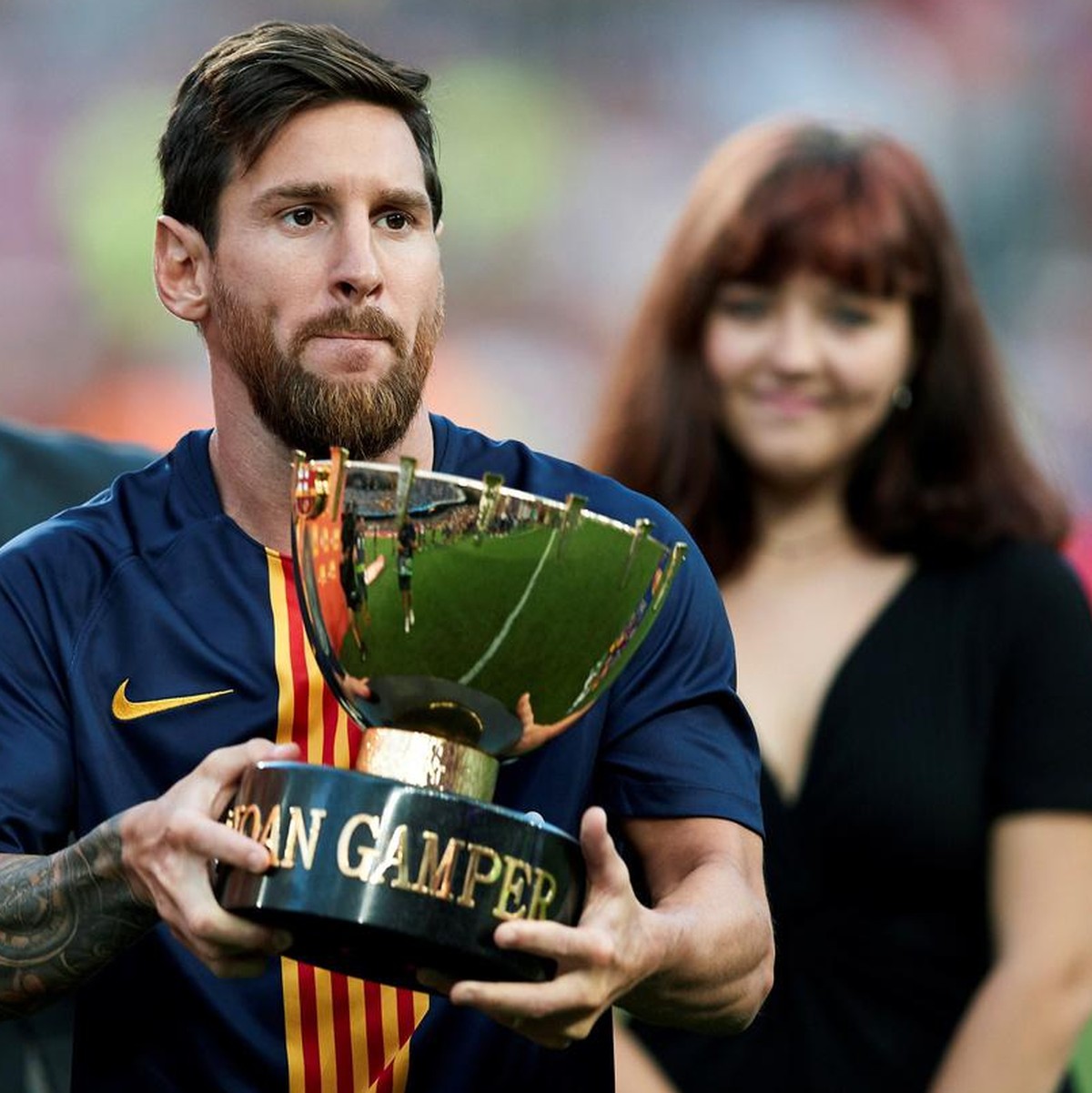 epa06951692 FC Barcelona's forward Leo Messi poses with the Joan Gamper trophy after the match between FC Barcelona and Boca Juniors at Camp Nou Stadium in Barcelona, Catalonia, Spain, 15 August  ...