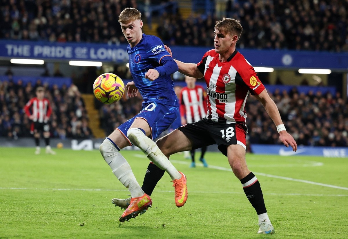 epa11779667 Chelsea's Cole Palmer (L) vies for the ball with Brentford's Yehor Yarmoliuk (R) during the English Premier League soccer match between Chelsea FC and Brentford FC in London, Bri ...