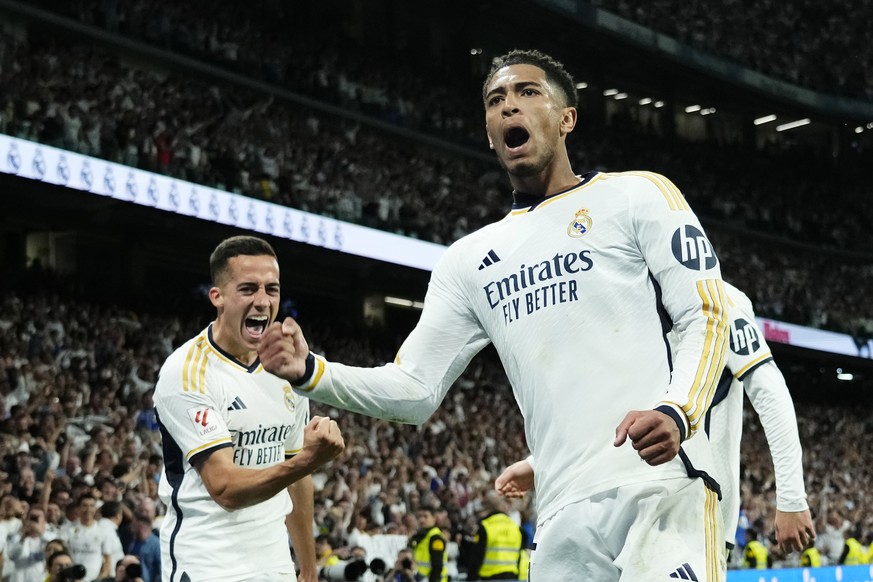 Real Madrid&#039;s Jude Bellingham, centre, celebrates with teammates after scoring his side&#039;s third goal during the Spanish La Liga soccer match between Real Madrid and Barcelona at the Santiago ...