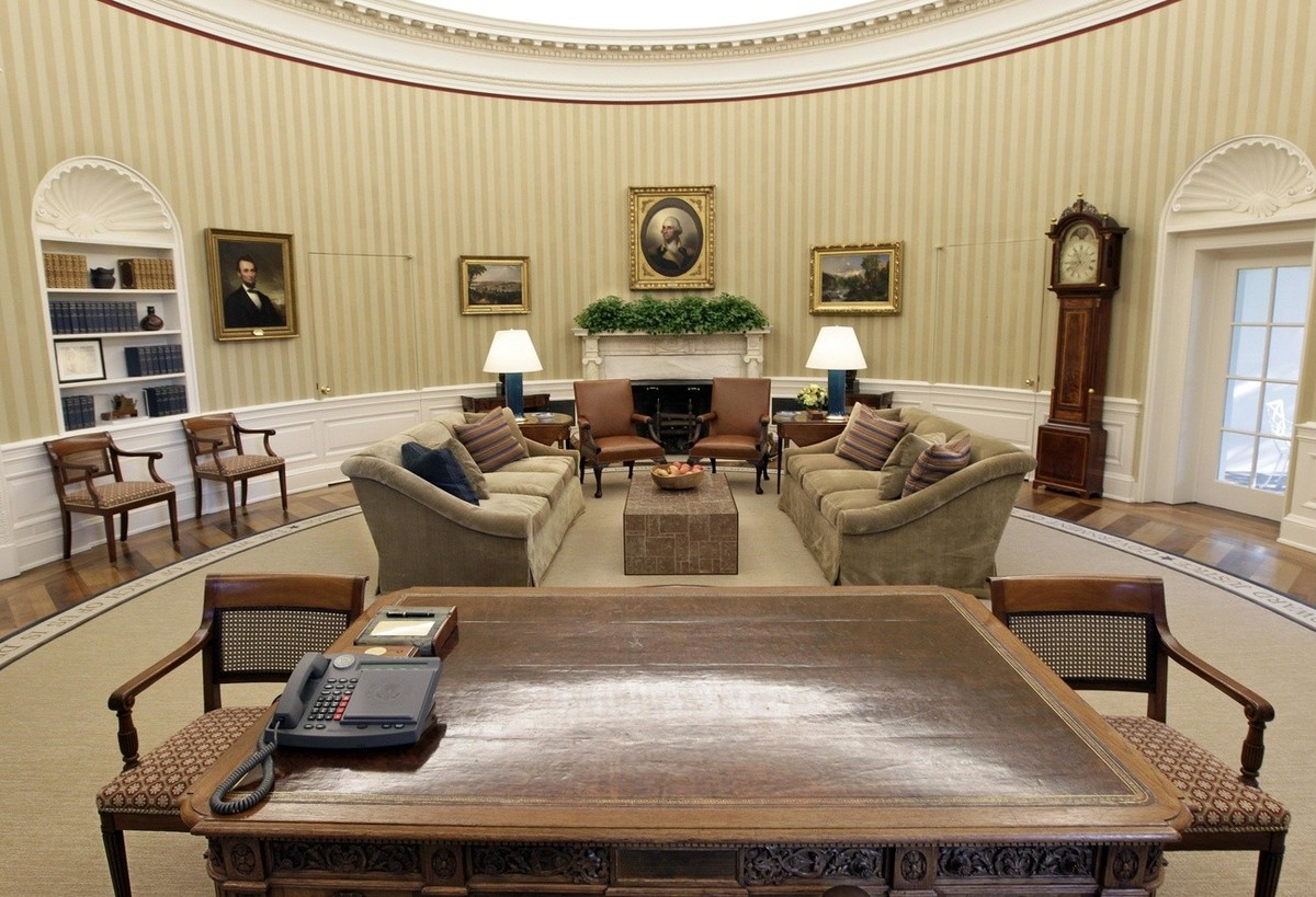 Renovations to the Oval Office, including a new carpet, drapes, wallpaper and furniture, are seen, Tuesday, Aug. 31, 2010, at the White House in Washington. The famous Resolute Desk, foreground, remai ...