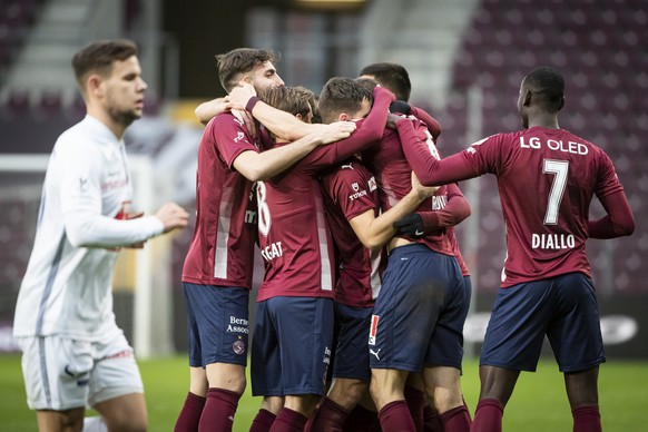 Les joueurs genevois celebrent le but du defenseur genevois Steve Rouiller lors de la rencontre de football de Super League entre le Geneve Servette FC et le FC Lucerne, ce dimanche, 7 fevrier 2021 au ...