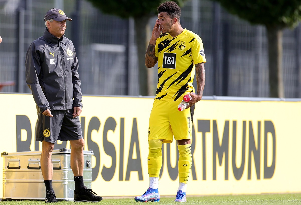 epa08632346 Dortmund's head coach Lucien Favre (L) talks to Dortmund's Jadon Sancho (R) during the pre-season friendly soccer match between Borussia Dortmund and SC Paderborn in Dortmund, Ge ...