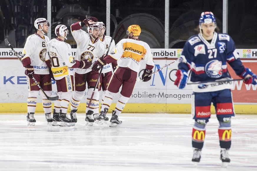 Die Genfer jubeln nach Henrik Toemmernes&#039; 1:1 Tor waehrend dem Eishockey-Meisterschaftsspiel der National League zwischen den ZSC Lions und dem Geneve Servette HC, am Montag, 27. November 2017, i ...