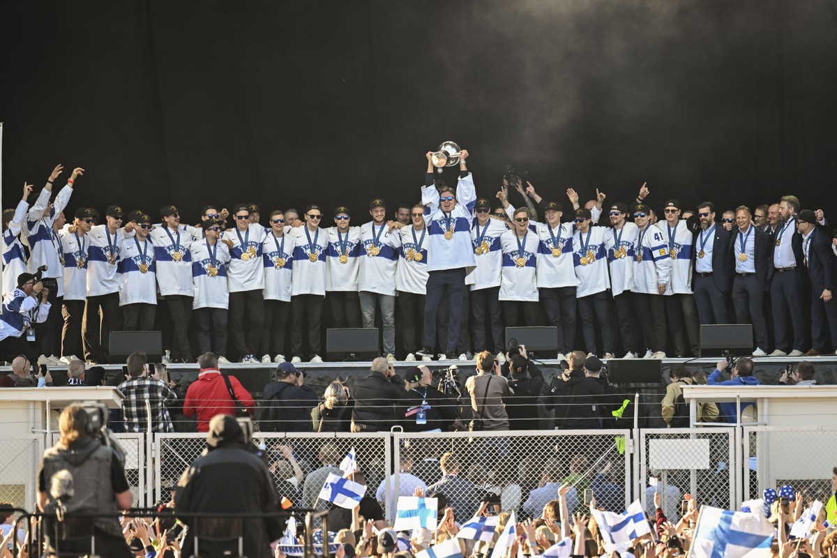 epa13009687 Finland's men's ice hockey team are honored in a national celebration of their World Ice Hockey Championship near the Olympic Stadium in Helsinki, Finland, 01 June 2026. Finland& ...