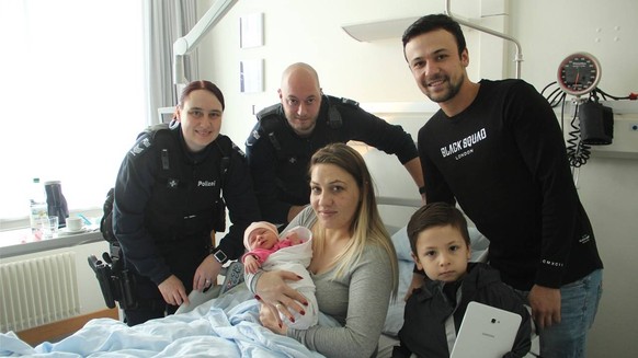 Die Eltern mit den beiden Regionalpolizisten Andrea Kyburz und Matthias Lienhard im Spital.