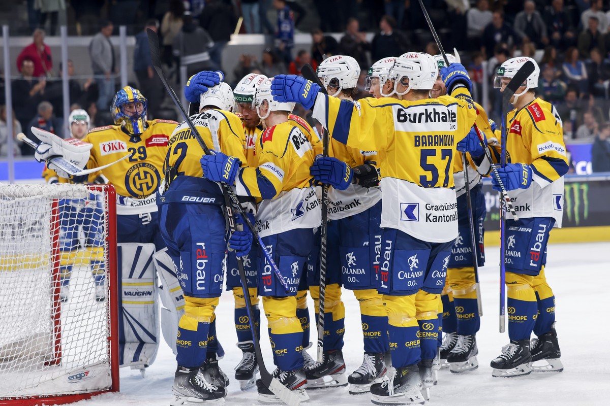 Jubel von Davos nach dem Sieg waehrend der Meisterschaftspartie der National League zwischen den ZSC Lions und dem HC Davos, am Sonntag, den 8. Oktober 2023, in der Swisslife Arena in Zuerich. (KEYSTO ...