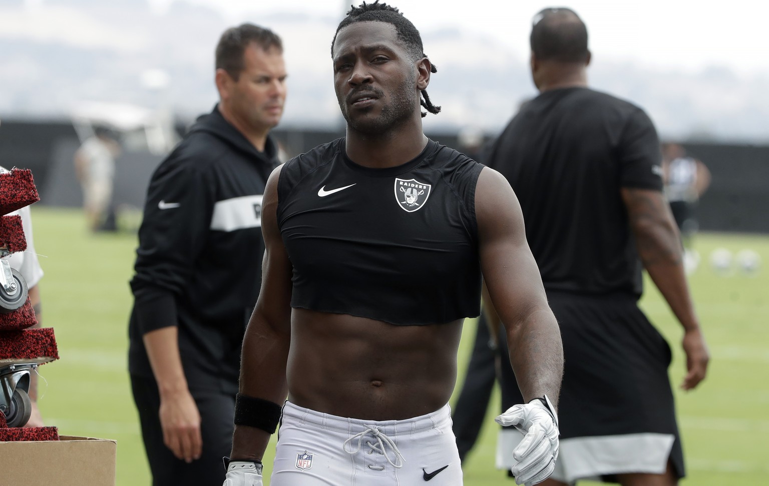 FILE - In this Aug. 20, 2019, file photo, Oakland Raiders&#039; Antonio Brown walks off the field after NFL football practice in Alameda, Calif. Coach Jon Gruden says star receiver Antonio Brown is ba ...