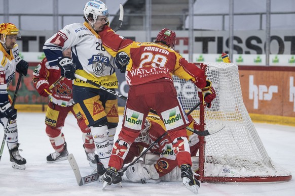 Biels Beat Forster, rechts, im Duell mit Zugs Yannick-Lennart Albrecht im Eishockey Meisterschaftsspiel der National League zwischen dem dem EHC Biel und dem EV Zug, am Samstag, 2. Januar 2021, in der ...