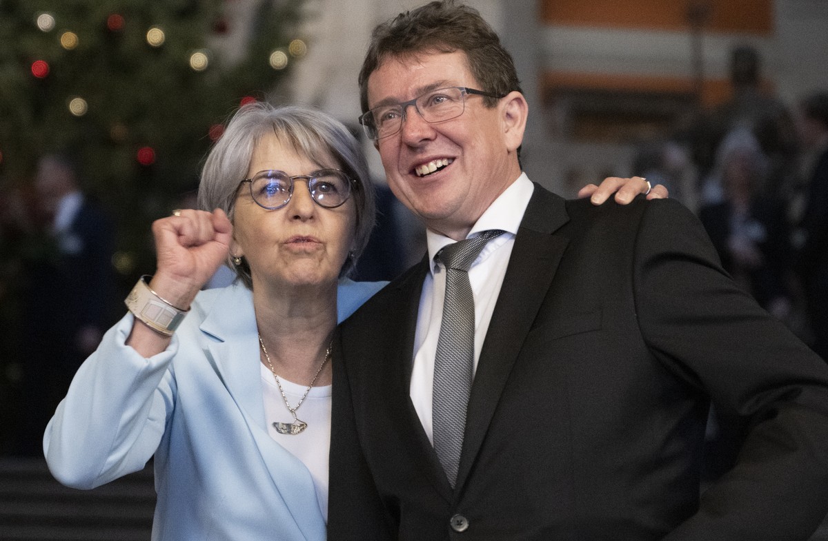 Die neu gewaehlten Bundesraete Elisabeth Baume-Schneider SP-JU, links, und Albert Roesti, SVP-BE, freuen sich zusammen nach der Ersatzwahl in den Bundesrat durch die Vereinigte Bundesversammlung, am M ...