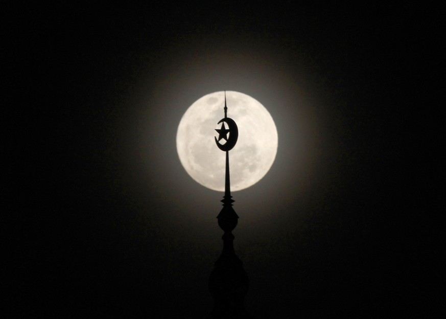 epa06365504 The so-called &#039;Supermoon&#039; is seen in Jakarta, Indonesia, 03 December 2017. According to the National Aeronautics and Space Administration (NASA) a series of three &#039;Supermoon ...