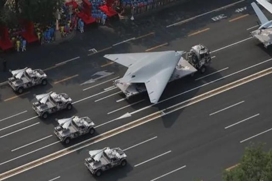Gongji-11 (GJ-11 Sharp Sword, chinesische Drohne bei einer Militärparade
https://www.defenseworld.net/news/25593/New_GJ_11_Stealth_Combat_Drone_with_Flying_Wing_Design_takes_part_in_China___s_National ...