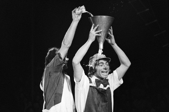 Clown act. Fun with lots of water. Gaston, right, and Rolf Knie junior in action. Pictured on 13 March 1976 during the season premiere of Circus Knie in Rapperswil. (KEYSTONE/Str)

Clownnummer. Spass  ...