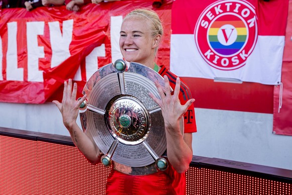 Pernille Harder FC Bayern Muenchen Frauen, 21 zeigt es an: ihre zehnte Meisterschaft mit dieser Meisterschale FC Bayern Muenchen Frauen vs. SGS Essen 1968, Fussball, Google Pixel Frauen-Bundesliga, 22 ...