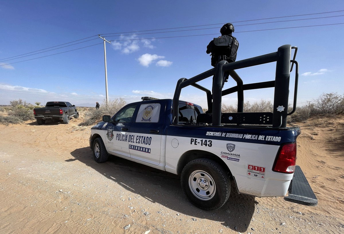 epa11881068 A member of Mexico's state police rides atop a vehicle while patrolling the northern border, in Ciudad Juarez, Mexico, 07 February 2025. Mexican authorities began an operation in the  ...