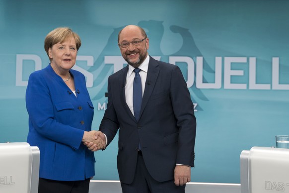 Die Bundeskanzlerin und CDU-Vorsitzende Angela Merkel und der SPD-Kanzlerkandidat und SPD-Vorsitzende Martin Schulz geben sich am 03.09.2017 vor Beginn des TV-Duells in den Fernsehstudios in Adlershof ...