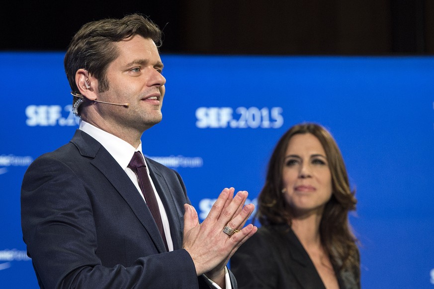 Das Moderatoren-Team Susanne Wille, rechts, und Urs Gredig eroeffnen das Swiss Economic Forum, am Donnerstag, 4. Juni 2015, in Interlaken. (KEYSTONE/Peter Schneider)