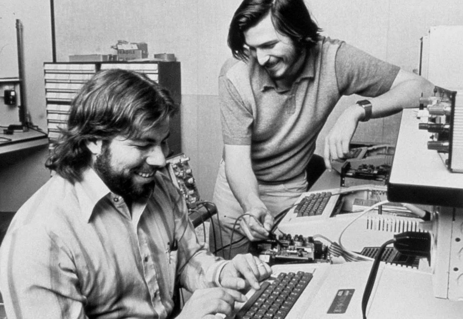 Apple Computer wurde 1976 von Steve Jobs (links), Steve Wozniak (rechts) und Ronald Wayne (nicht im Bild) in der Garage von Jobs Eltern gegruendet. (KEYSTONE/APPLE)